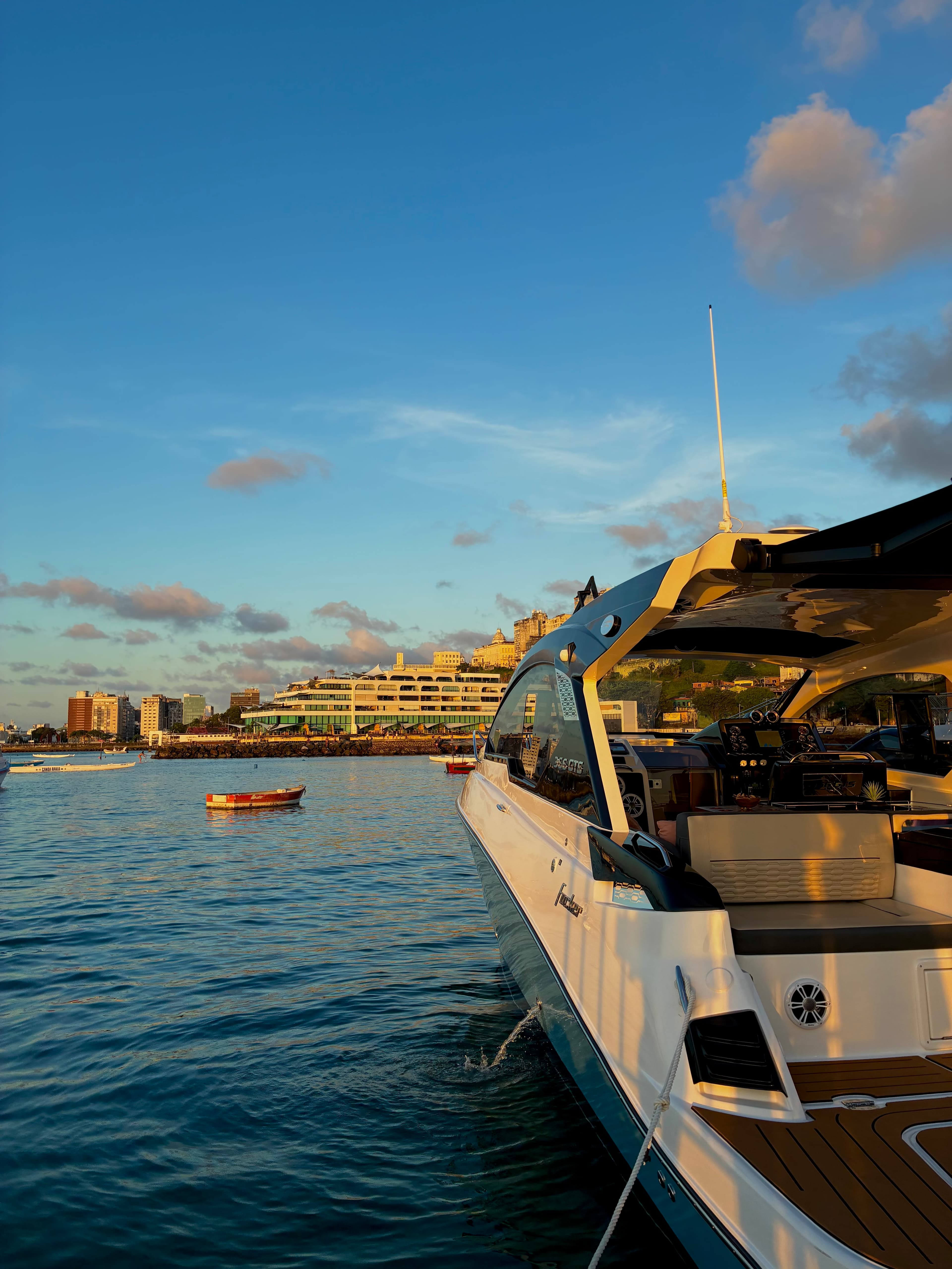 Embarcação Boatz ao entardecer em Salvador