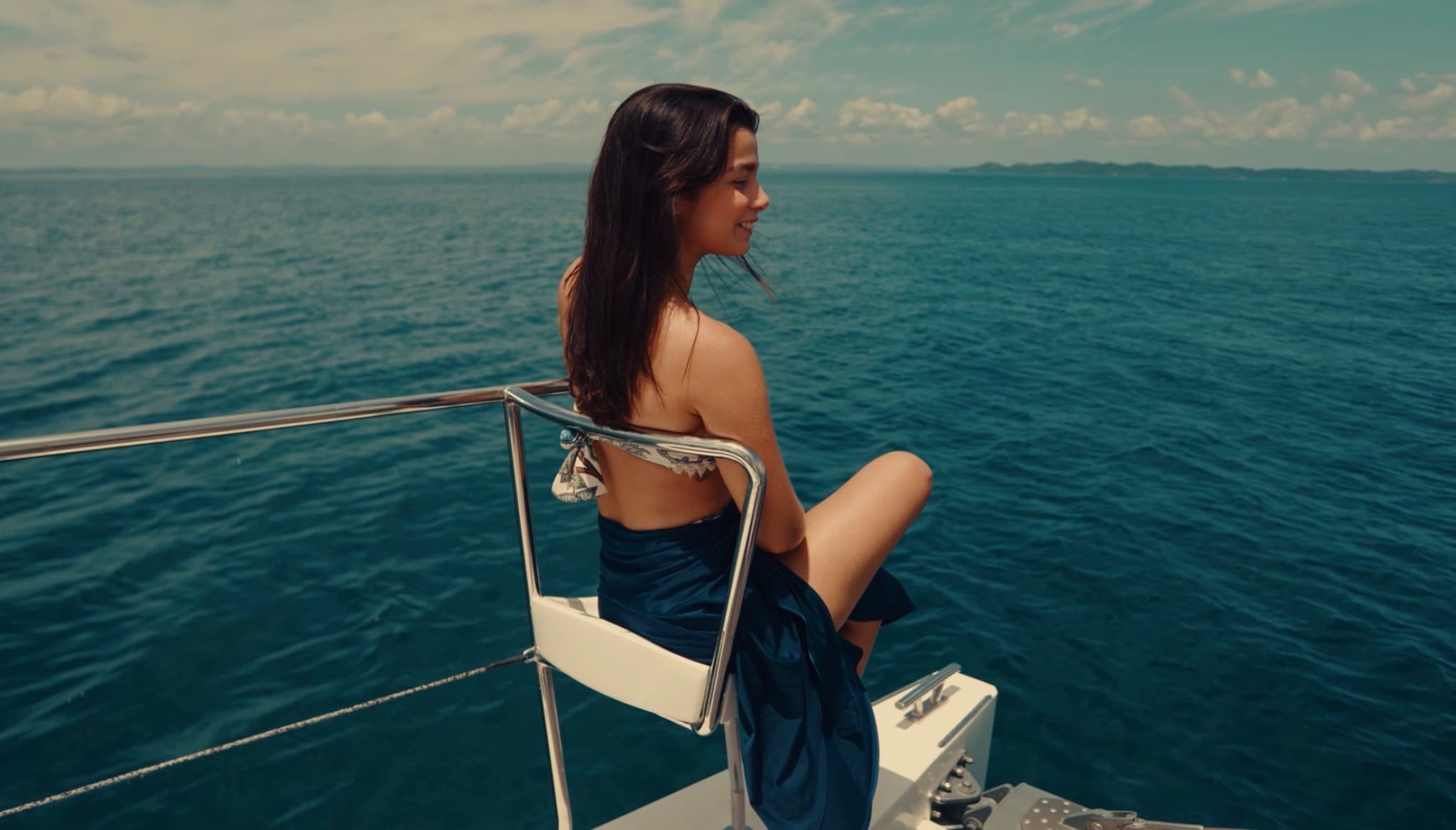 Experiência Boatz: cliente a bordo olhando o oceano